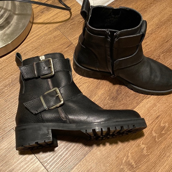 Zara Shoes - ZARA basic collection combat boots w zippers size 39 - in very good condition